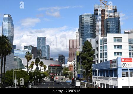 Allgemeiner Gesamtblick auf das Staples Center und die Skyline in der Innenstadt, Samstag, 21. März 2020, in Los Angeles. Die AEG-eigene Arena, die die Heimat der Los Angeles Lakers und der LA Clippers und der Los Angeles Kings of the NHL ist, wurde mit mindestens acht Athleten verbunden, bei denen Coronavirus COVID-19 diagnostiziert wurde: Vier Brooklyn Nets, darunter der Star Kevin Durant, zwei Lakers, die nicht identifiziert wurden, und zwei Mitglieder der NHL Ottawa Senators. (Foto von IOS/Espa-Images) Stockfoto