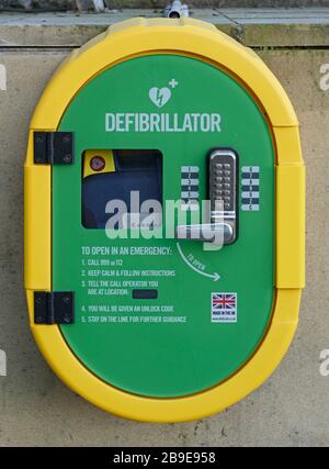 Elektronischer Defibrillator im Schrank, der an der Wand außerhalb des Winter Garden in Sheffield montiert ist Stockfoto