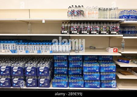 Kernhydratation, Smartwater, Aquafina und Dasani Wasserflaschen im Target Department Store inmitten der weltweiten Coronavirus COVID-19-Pandemie, Montag, 23. März 2020, in Inglewood, Kalifornien (Foto von IOS/Espa-Images) Stockfoto