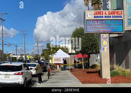 Allgemeine Gesamtansicht des Grab & Go Food Center an der Garfield High School, Montag, 23. März 2020, in Los Angeles. Der Los Angeles Unified School District in Partnerschaft mit dem Roten Kreuz hat 60 Grab & Go Food Center inmitten der jüngsten Entwicklungen in der globalen Coronavirus COVID-19-Pandemie eingerichtet. (Foto von IOS/Espa-Images) Stockfoto