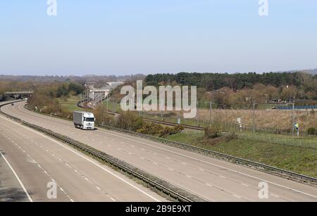 Ein Blick auf eine ruhige Autobahn M20 in der Nähe von Ashford in Kent am Tag, nachdem Premierminister Boris Johnson Großbritannien in Sperrstellung versetzt hatte, um die Ausbreitung des Coronavirus einzudämmen. Stockfoto