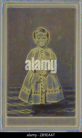 Dinkenspiel Junge mit kurzen Haaren, mit einem kleiderartigen Gewand, stehend, William J. Shew (Amerikaner, 1820-1903), 1870 - 1875, Albumen Silberdruck, von Gibon neu vorgestellt, Design von warmfröhlichem Leuchten von Helligkeit und Lichtstrahlen. Klassische Kunst mit moderner Note neu erfunden. Fotografie, inspiriert vom Futurismus, die dynamische Energie moderner Technologie, Bewegung, Geschwindigkeit und Kultur revolutionieren. Stockfoto