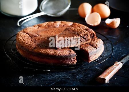 Nahaufnahme eines hausgemachten schmackhaften Schokoladenkuchens Stockfoto
