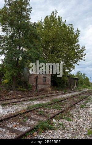 Verlassene Bahnstrecken im alten Hafen von Triest, Friaul-Julisch Venetien, Italien Stockfoto