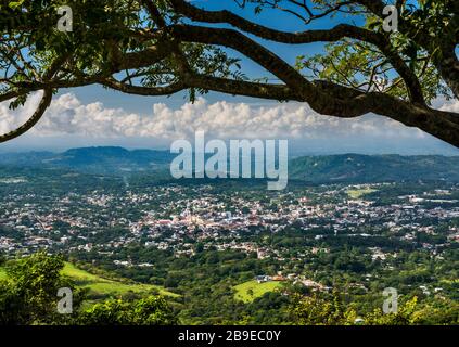 Stadt San Andres Tuxtla, von Aussichtspunkt in Sierra de Los Tuxtlas, Bundesstaat Veracruz, Mexiko Stockfoto