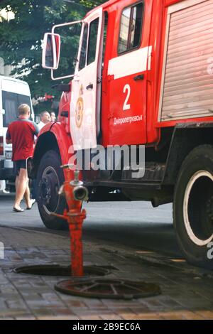 Die eigentliche Arbeit der Feuerwehrleute am Tatort. Löschen eines brennenden Gebäudes Stockfoto