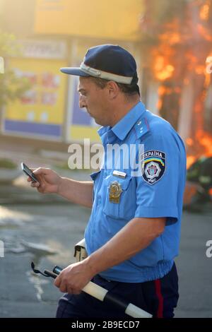 Die eigentliche Arbeit der Feuerwehrleute und der Polizei am Tatort. Operative Arbeit von Sonderleistungen. Löschangriff. Stockfoto