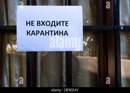 Ein Schild mit der Aufschrift "nicht eingeben", "Quarantäne in russischer Sprache", das an ein Fenster angehängt ist Stockfoto