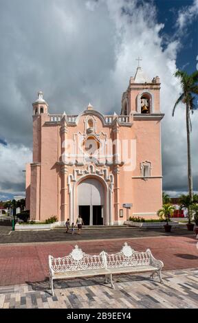 Iglesia La Candelaria, schmiedeeiserne Bank an der Plaza Zaragoza, in Tlacotalpan, UNESCO-Weltkulturerbe, Veracruz-Staat, Mexiko Stockfoto