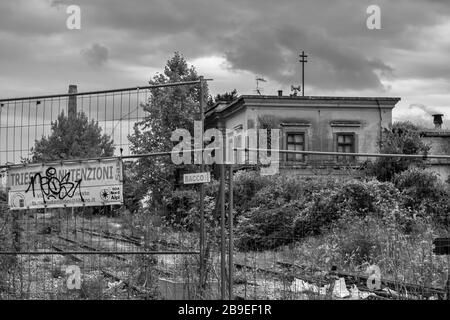 Verlassene Gebäude im Alten Hafen von Triest, Friaul-Julisch Venetien, Italien: Schwarz-weiße Version Stockfoto