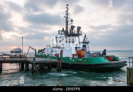 Cobh, Cork, Irland. März 2020. Die Besatzung des DSG-Schleppschiffs Alex über den Liegeplatz, nachdem sie den in Riga gebundenen Massengutfrachter Ocean Breeze bei Cobh, Co. Cork, Irland eskortiert hatte. - Credit; David Creedon / Alamy Live News Stockfoto