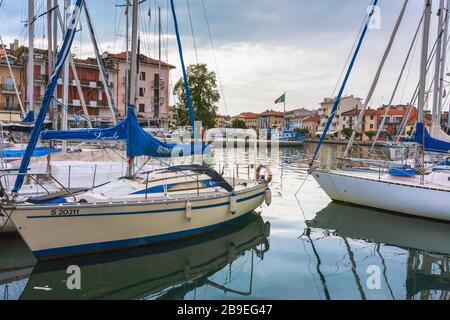 Private Yachten im Grado Canal Basin, Friaul-Julisch Venetien, Italien Stockfoto