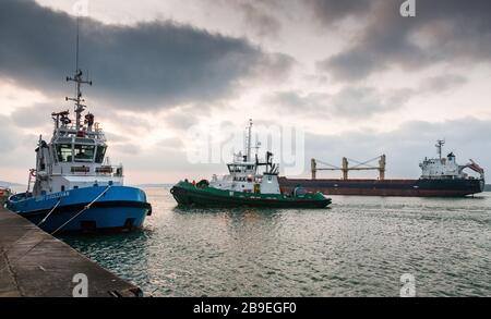 Cobh, Cork, Irland. März 2020. Das DSG-Schleppboot Alex bricht von der Eskorte des Massengutfragers Ocean Breeze ab, während der Schlepper Gerry O'Sullivan am Pier in Cobh, Co. Cork, Irland, festgebunden wird. - Credit; David Creedon / Alamy Live News Stockfoto