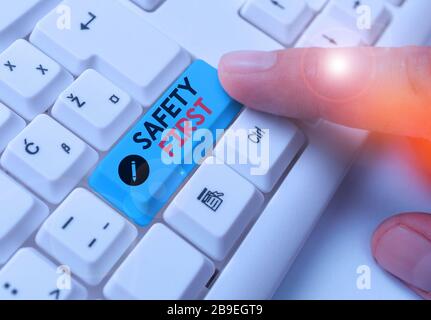 Sicherheit von Handschriftertext. Konzeptionelles Foto sagt früher, dass das Wichtigste darin besteht, sicher zu sein Stockfoto