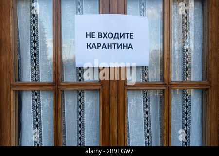 Ein Schild mit der Aufschrift "nicht eingeben", "Quarantäne in russischer Sprache", das an ein Fenster angehängt ist Stockfoto