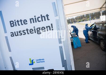 24. März 2020, Saarland, Saarlouis: Zwei Ärzte nehmen Tupfer an einer Einfahrteststation auf dem Parkplatz der Ford-Werke in Saarlouis. Am Morgen wurden die ersten Einfahrstationen im Saarland in Betrieb genommen, in denen Tests für das Corona-Virus durchgeführt werden. Foto: Oliver Dietze / dpa Stockfoto