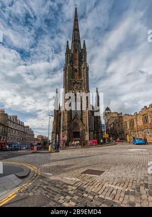 St. Columbas Kirche, Edinburgh am sonnigen Tag mit Wolken Stockfoto