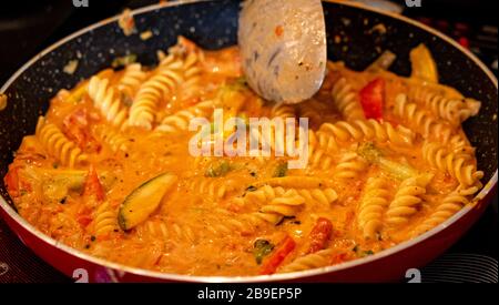 Fusilli Pasta wird in einer Bratpfanne gekocht Stockfoto