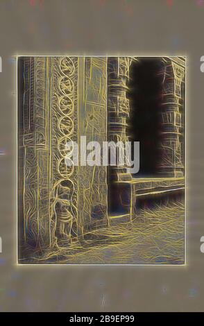 Madura. Säulen im verkleideten Portico im Roya Gopurum mit dem Sockel eines der vier skulptierten Monolithen, Capt. Linnaeus Tripe (Englisch, 182-1902), Madura, Indien, 1858, gesalzenes Papier, das aus einem negativ auf Papier gedruckt wurde, 35,3 × 28,4 cm (13 7,8 × 11 3,16 Zoll, von Gibon neu vorstellbar, Design mit warmem, fröhlichem Glanz von Helligkeit und Lichtstrahlen. Klassische Kunst mit moderner Note neu erfunden. Fotografie, inspiriert vom Futurismus, die dynamische Energie moderner Technologie, Bewegung, Geschwindigkeit und Kultur revolutionieren. Stockfoto