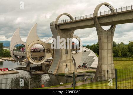 Das Falkirk Wheel (2002) ist ein Bootslift, der den Union Canal mit dem Forth and Clude Canal in Falkirk, Schottland, Großbritannien verbindet. Stockfoto