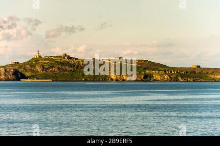 Inchkeith Island ist eine Vulkaninsel im Firth of Forth, Schottland. Sie hatte strategische militärische Bedeutung bei der Verteidigung des Firth of Forth. Stockfoto