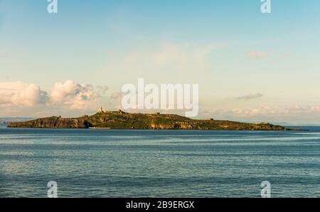 Inchkeith Island ist eine Vulkaninsel im Firth of Forth, Schottland. Sie hatte strategische militärische Bedeutung bei der Verteidigung des Firth of Forth. Stockfoto