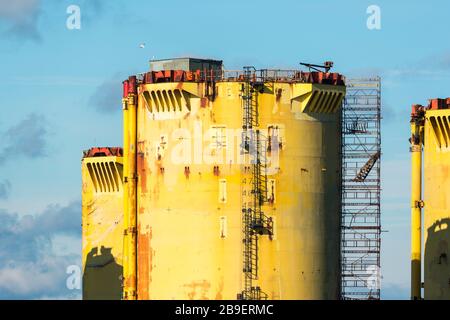 Hutton Tension-leg Platform (TLP), früher zur Unterstützung der Offshore-Ölförderung in der Nordsee verwendet, ist im Cromarty Firth Scotland kalt gestapelt. Stockfoto