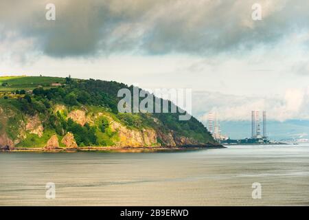 Der Eingang zum Cromarty Firth wird von zwei Landspitzen bewacht, den "Scutors of Cromarty". Das ist der Süd-Sutor mit ehemaligen Waffenemplazierungen. Stockfoto