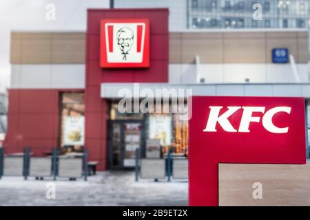 Krasnojarsk, Russland, 20. März 2020: KFC-Restaurant, Blick von außen auf das Gebäude und ein brennendes Werbezeichen. Winter. Stockfoto