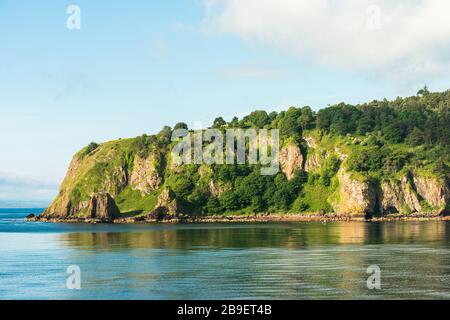 Der Eingang zum Cromarty Firth wird von zwei Landspitzen bewacht, den "Scutors of Cromarty". Das ist der Süd-Sutor mit ehemaligen Waffenemplazierungen. Stockfoto