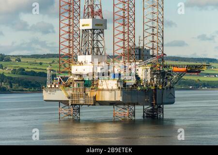 GSF Monarch (1986) ist eine Offshore-Bohrplattform für Ölbohrungen, die im Cromarty Firth, Schottland, Großbritannien, 2016 eingerichtet wurde. Stockfoto