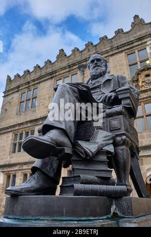 Darwin Statue außerhalb Shrewsbury Library, Shrewsbury, Shropshire Stockfoto