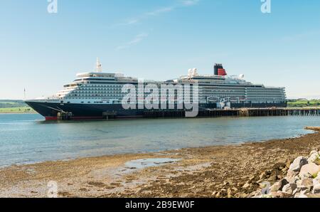 Cunard Line, Kreuzfahrtschiff, Frau Queen Elizabeth (2010), berthred at Invergordon, Ross and Cromarty, Schottland, Großbritannien. Stockfoto