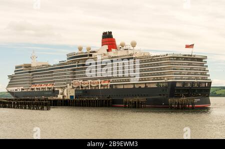 Cunard Line, Kreuzfahrtschiff, Frau Queen Elizabeth (2010), berthred at Invergordon, Ross and Cromarty, Schottland, Großbritannien. Stockfoto