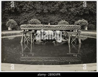 Der Schutz der Denkmäler von Paris während des ersten Weltkriegs, der Versailler Gärten Guerre 1914-1918. La Protection des Monuments de Paris Pendant la Première guerre mondiale, Jardins de Versailles (Yvelines), 1914-1918. Photographie de Godefroy Ménanteau. Paris, musée Carnavalet. Stockfoto