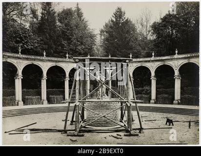 Der Schutz der Denkmäler von Paris während des ersten Weltkriegs, der Versailler Gärten Guerre 1914-1918. La Protection des Monuments de Paris Pendant la Première guerre mondiale, Jardins de Versailles (Yvelines), 1914-1918. Photographie de Godefroy Ménanteau. Paris, musée Carnavalet. Stockfoto