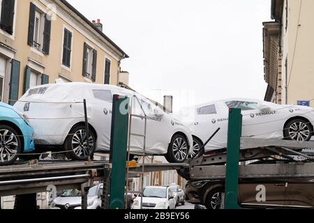 Bordeaux, Aquitanien/Frankreich - 02 21 2020: renault LKW-Anhänger, die neue Transporter-Logistik für die Transporter von Autotransportern bei Transportarbeiten tragen Stockfoto