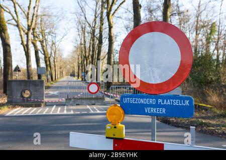 Geschlossene Grenze aus den Niederlanden bei Achel in Belgien aufgrund der Coronakrise in Europa, Stockfoto