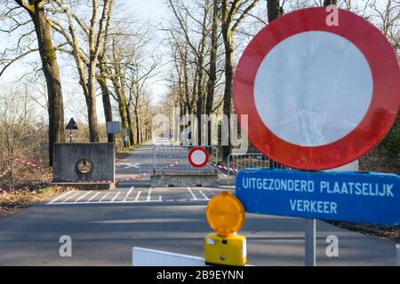 Geschlossene Grenze aus den Niederlanden bei Achel in Belgien aufgrund der Coronakrise in Europa, Stockfoto