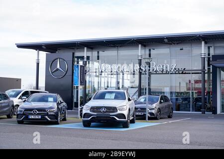 Bordeaux, Aquitanien / Frankreich - 01 20 2020: Mercedes Benz Bauwagen Ladengeschäft Einfahrt Shop Logo Stockfoto