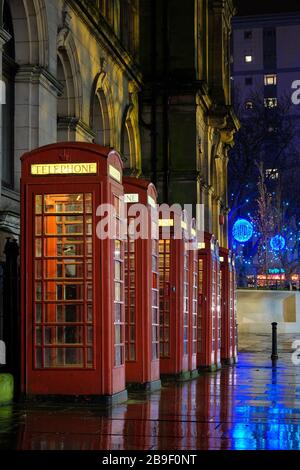 Reihe von roten UK-Telefonboxen Stockfoto