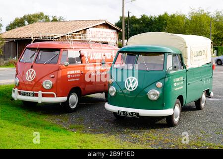 Bordeaux, Aquitanien / Frankreich - 10 23 2019: Zwei alte Volkswagen Retro Classic Bus kombi Stockfoto