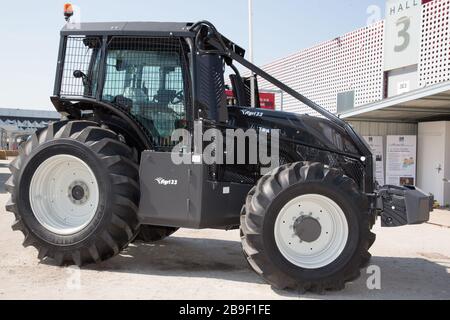 Bordeaux, Aquitanien/Frankreich - 10 30 2019: Valtra-Traktor auf der Bauernmesse Stockfoto