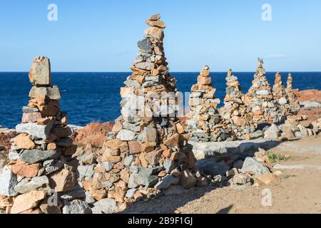 Steine stapelten sich in der Nähe der Küste: Felsen und Klippen in der Nähe von Sea. Stockfoto