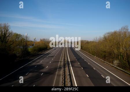 London, Großbritannien. März 2020. Hauptverkehrszeit - Autobahn M3 8.10 Uhr - M3 zwischen der M25 und Abfahrt 1 - die rechte Spur ist die in London gebundene Fahrspur mit sehr wenig Verkehr/Fahrzeugen im Vergleich zum üblichen Volumen, da die Menschen während des Coronavirus zu Hause bleiben. Andrew Fosker/Alamy Live News Stockfoto