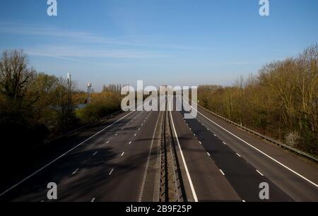 London, Großbritannien. März 2020. Hauptverkehrszeit - Autobahn M3 8.10 Uhr - M3 zwischen der M25 und Abfahrt 1 - die rechte Spur ist die in London gebundene Fahrspur mit sehr wenig Verkehr/Fahrzeugen im Vergleich zum üblichen Volumen, da die Menschen während des Coronavirus zu Hause bleiben. Andrew Fosker/Alamy Live News Stockfoto
