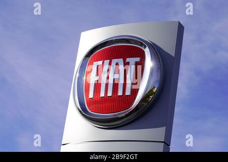 Bordeaux, Aquitanien/Frankreich - 12. 04 2019: Logo des Fiat-Händlers im italienischen Automobilgeschäft Stockfoto