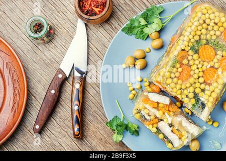 Dschelliges, kaltes Fischgericht, gefüllt mit gelatinöser Brühe. Russische Speisen Stockfoto
