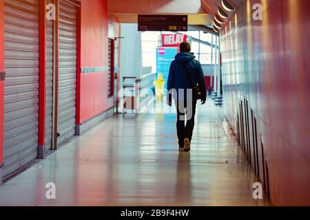 Paris, Frankreich - 15. April 2016:Lonely man spaziert in einer Einkaufsstraße am Bahnhof St. Lazarre, wobei die Geschäfte auf jeder Seite geschlossen sind Stockfoto