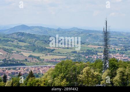 Die Hügel um Bologna sind vom Hügel Monte della Guardia aus zu sehen Stockfoto